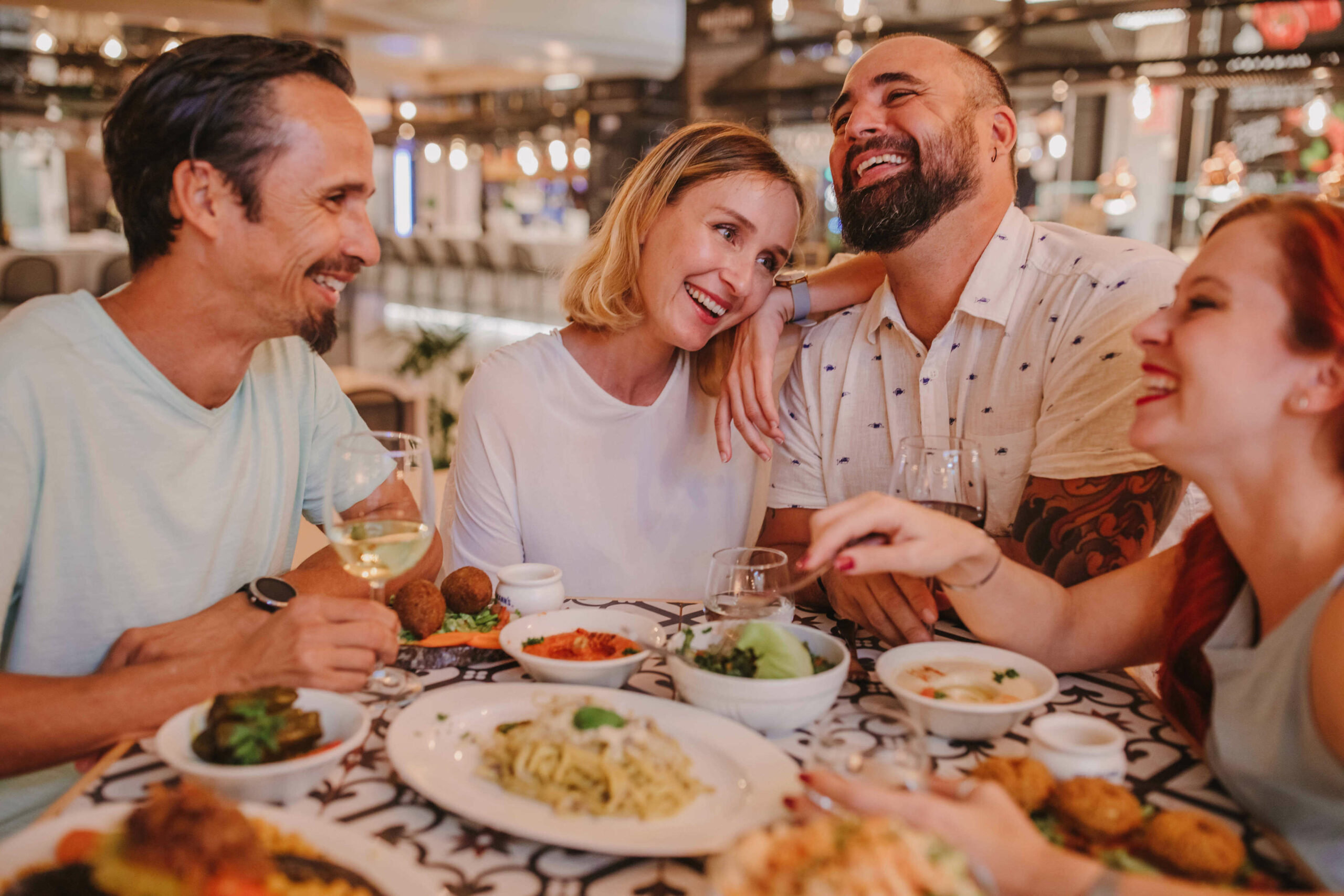 Familia disfrtutando de platos de otros países durante el verano