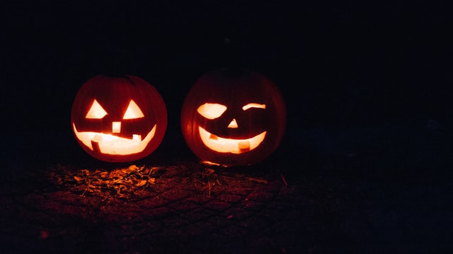 dos calabazas iluminadas de noche