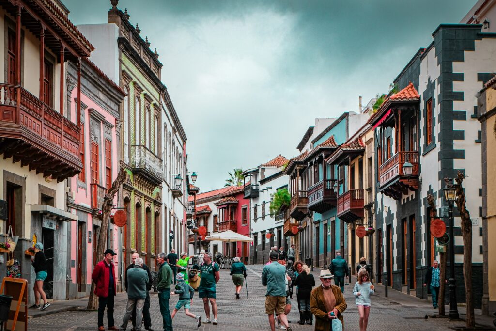 gente en la calle caminando entre edificios en las palmas de gran canaria