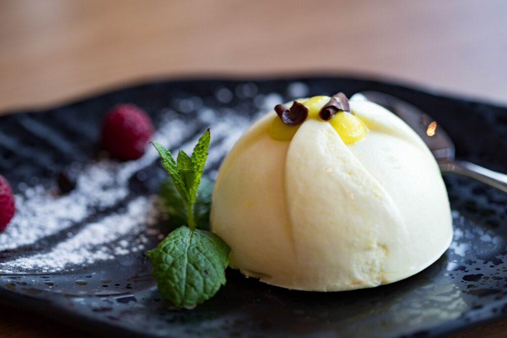 bola de helado en un plato decorado