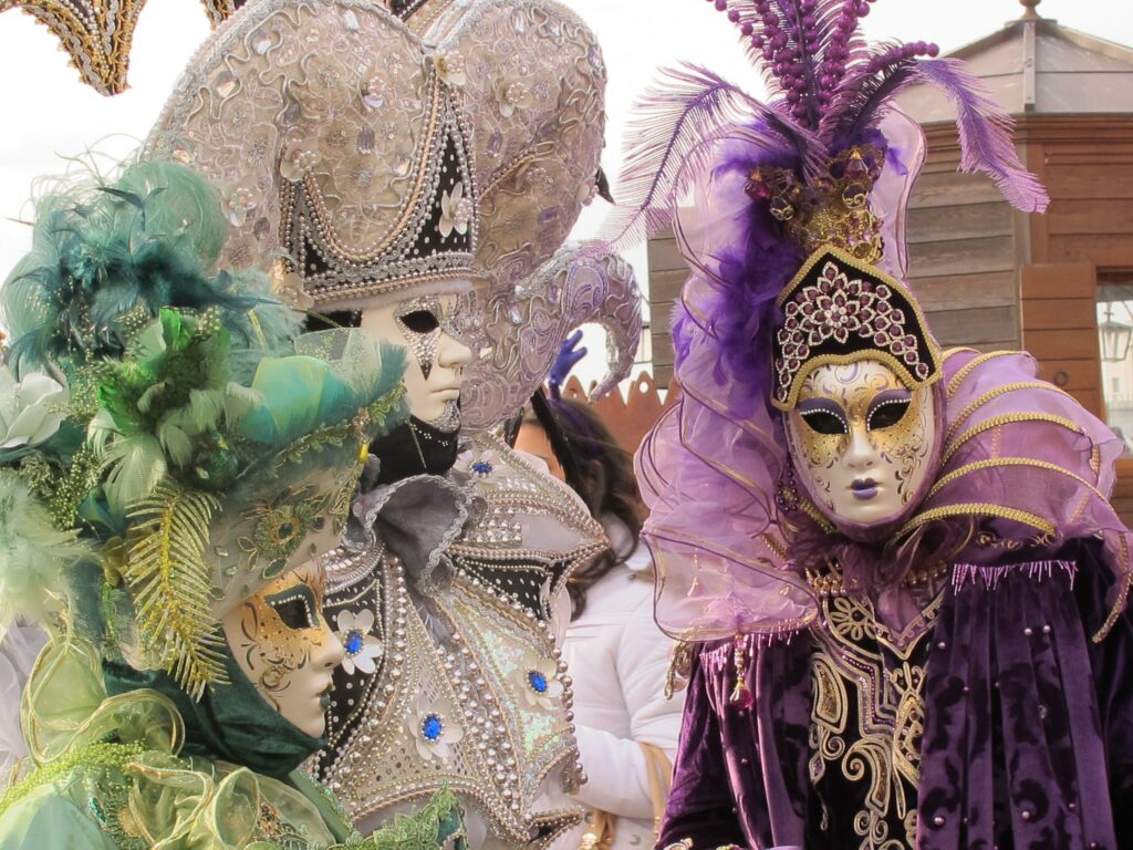 personas con máscaras disfrazadas de carnaval