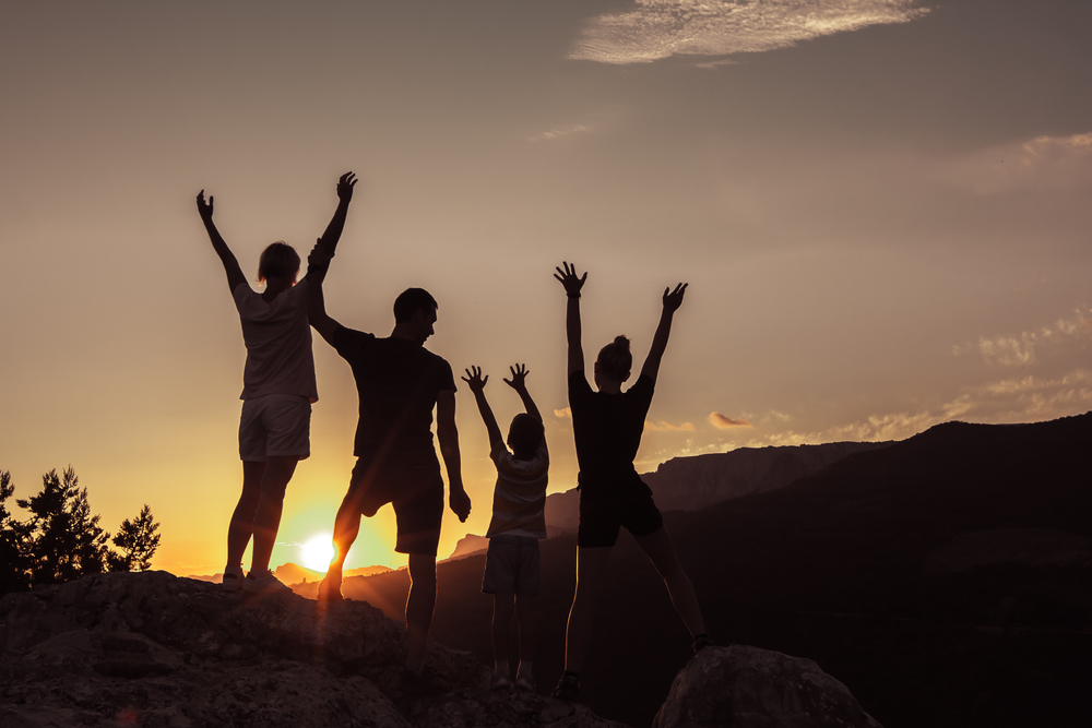 familia de senderismo con la puesta de sol