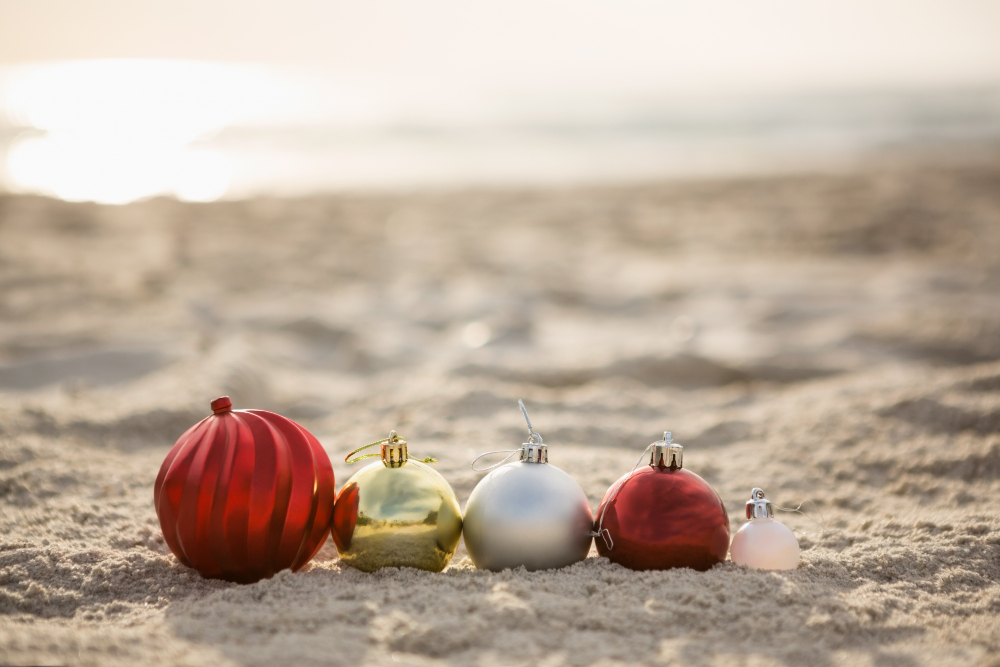 bolas de navidad en arena
