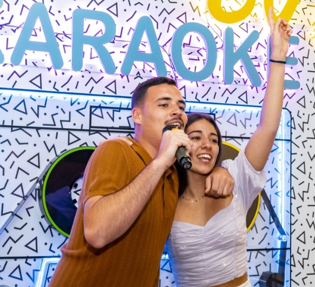 Disfruta de un buen karaoke en Holiday World Maspalomas para celebrar San Valentín
